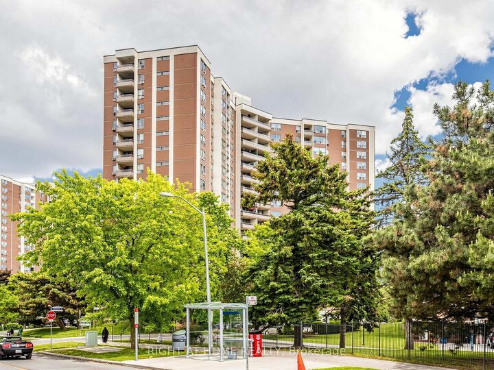 Property Photo:  5 Vicora Linkway Way 915  ON M3C 1A5 