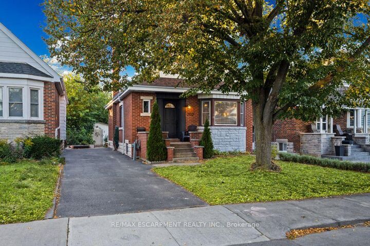 Property Photo:  202 Huxley Avenue S  ON L8K 2R3 