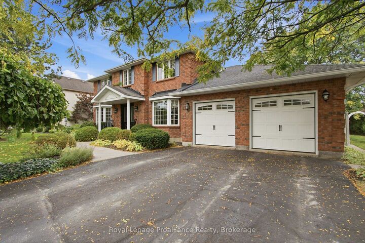 Property Photo:  27 Hastings Park Drive  ON K8P 5G4 
