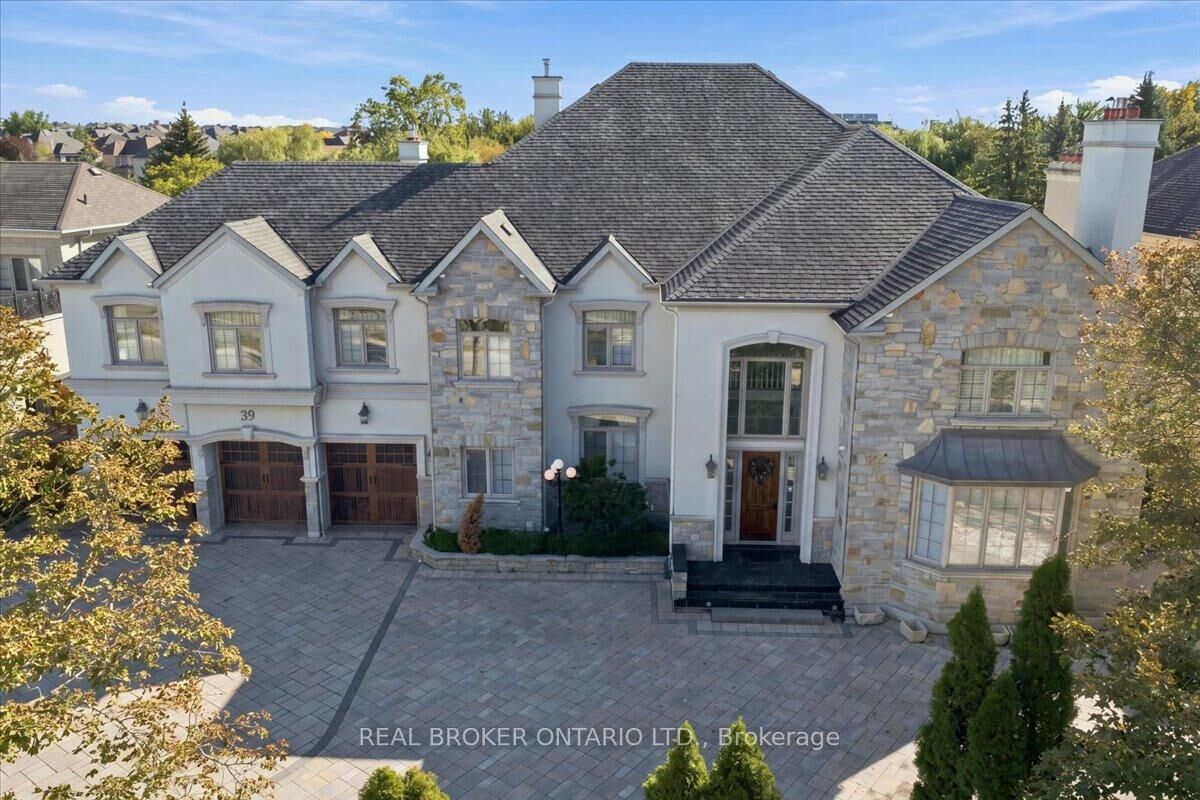 Property Photo:  39 Dewbourne Avenue  ON L4B 3G9 