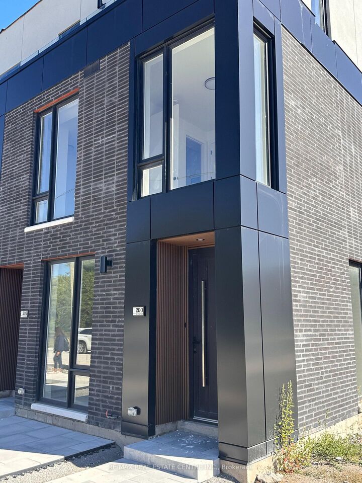 Property Photo: 200 Ellis Avenue ON L2P 0H2