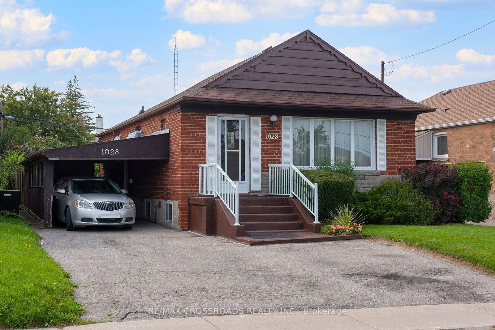 Property Photo:  1028 Kennedy Road  ON M1P 2K6 