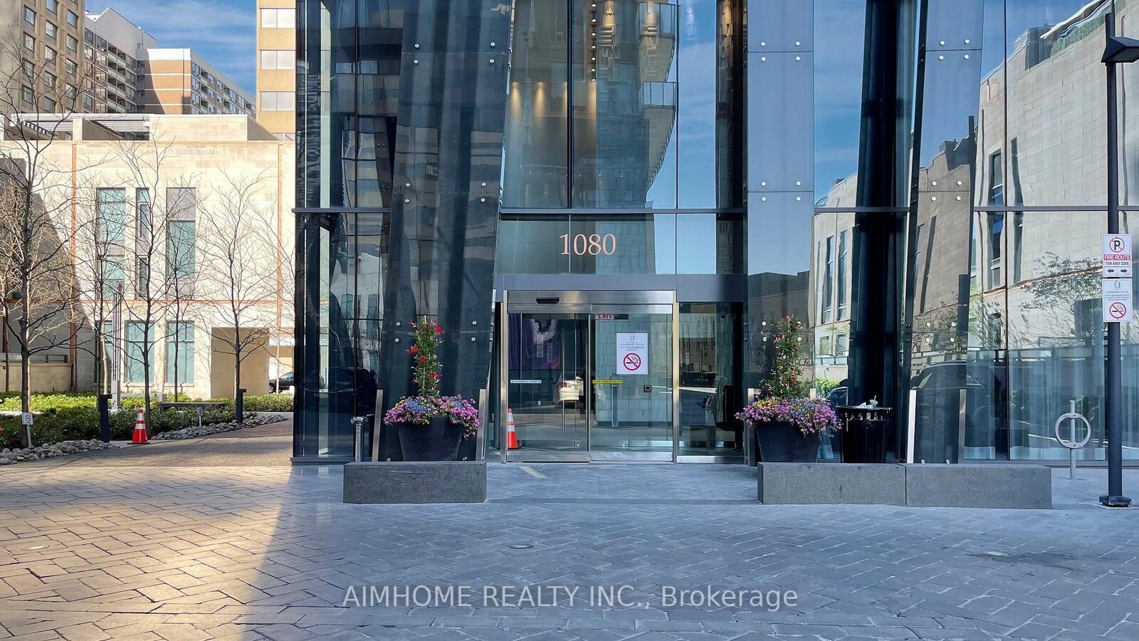 Property Photo:  1080 Bay Street 4207  ON M5S 0A5 