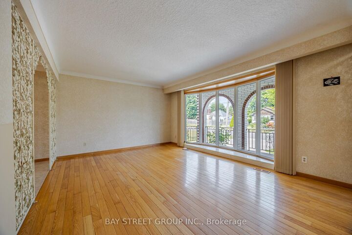Property Photo:  29 West Street N Upper  ON L2V 2S1 