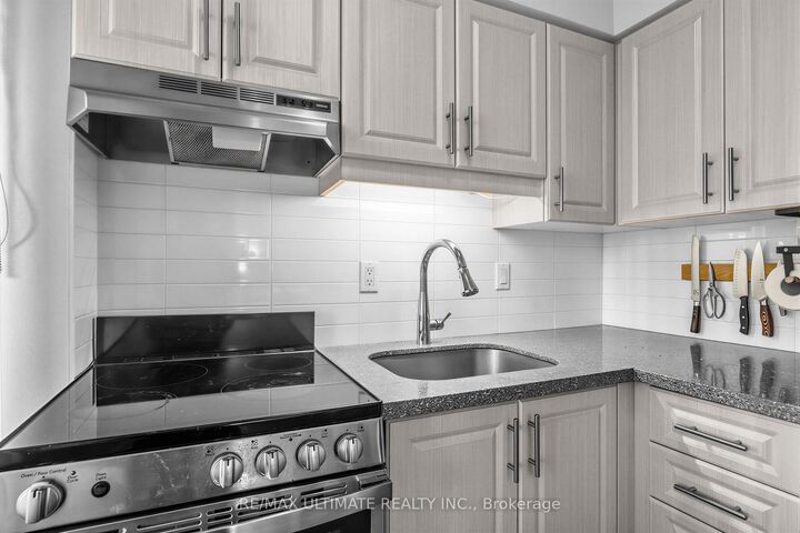 Property Photo:  720 Spadina Avenue 603  ON M5S 2T9 