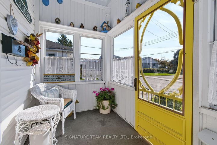 Property Photo:  43 Bank Street S  ON K7V 2E5 