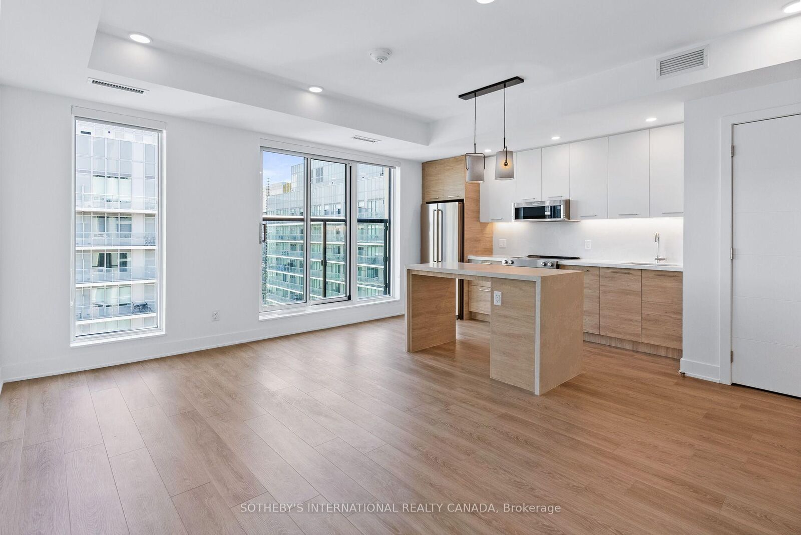 Property Photo: 200 Redpath Avenue 3605 ON M4P 0E6