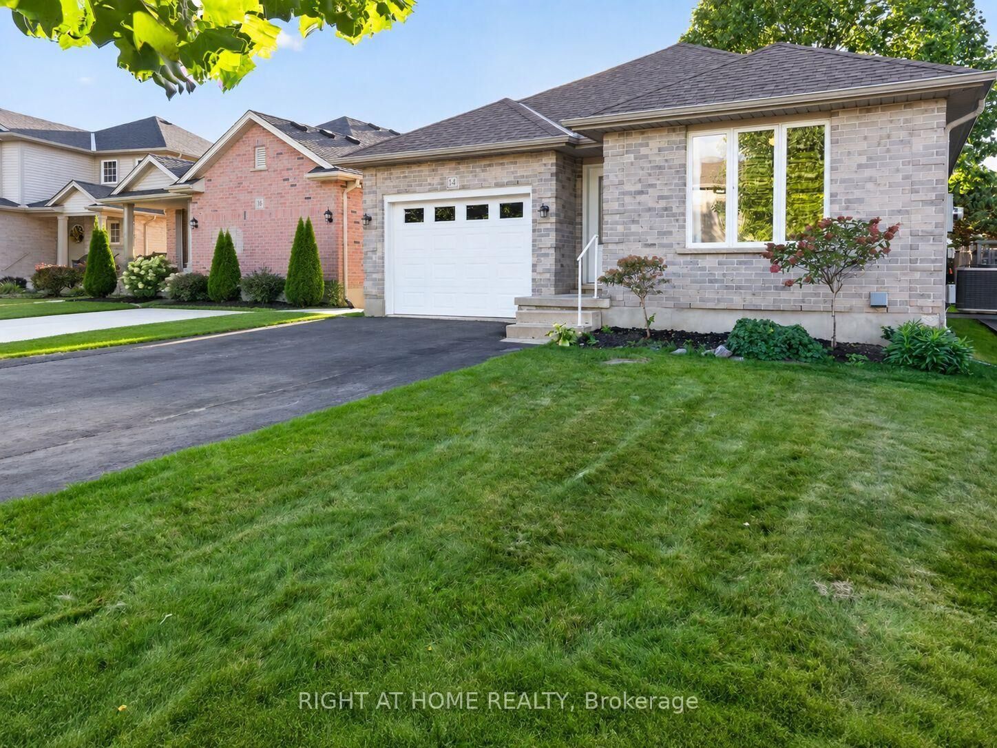 Property Photo:  14 Oriole Lane  ON N5R 6K8 