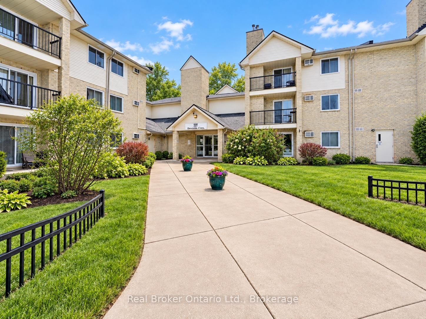 Property Photo: 725 Deveron Crescent 101 ON N5Z 4X3
