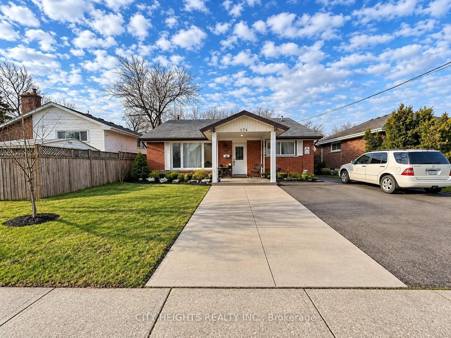 Property Photo:  176 Fennell Avenue E #2  ON L9A 1S3 