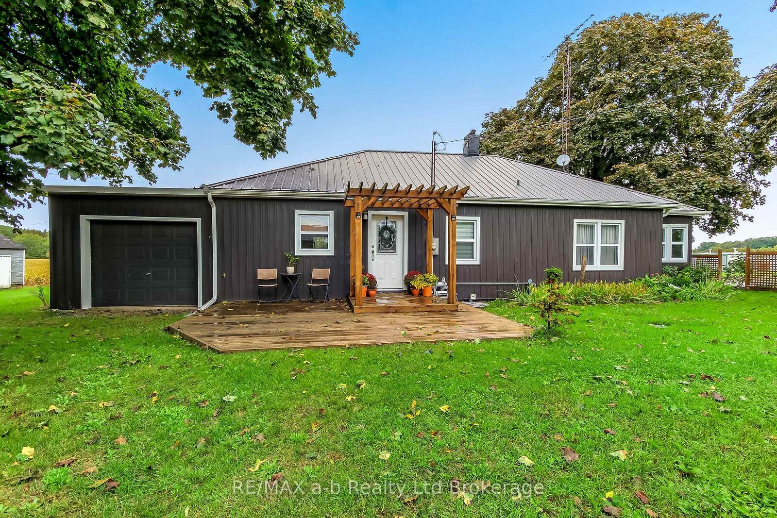 Property Photo:  2237 Pinegrove Road  ON N4B 2E6 