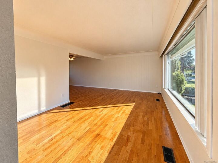 Property Photo:  2433 5th Ave  BC V9Y 2G6 