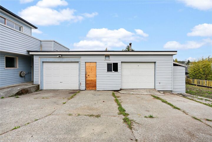 Property Photo: 552 Davida Ave BC V9A 2C7
