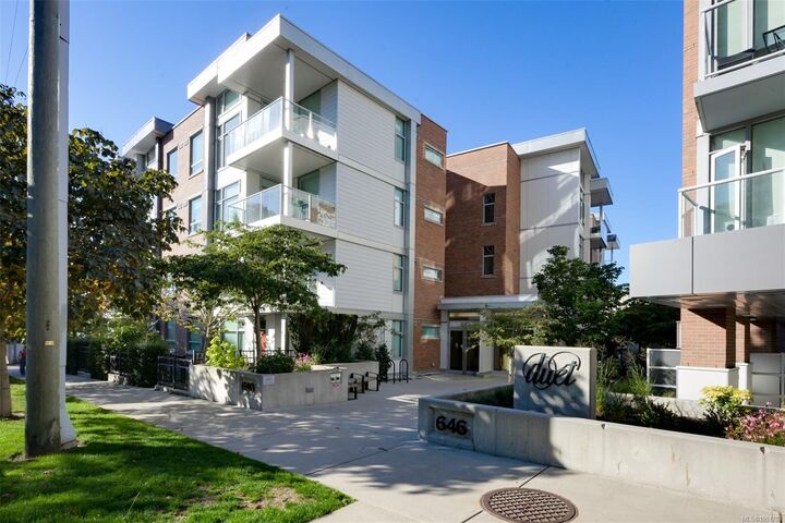 Property Photo: 640 Michigan St #106 BC V8V 0B7