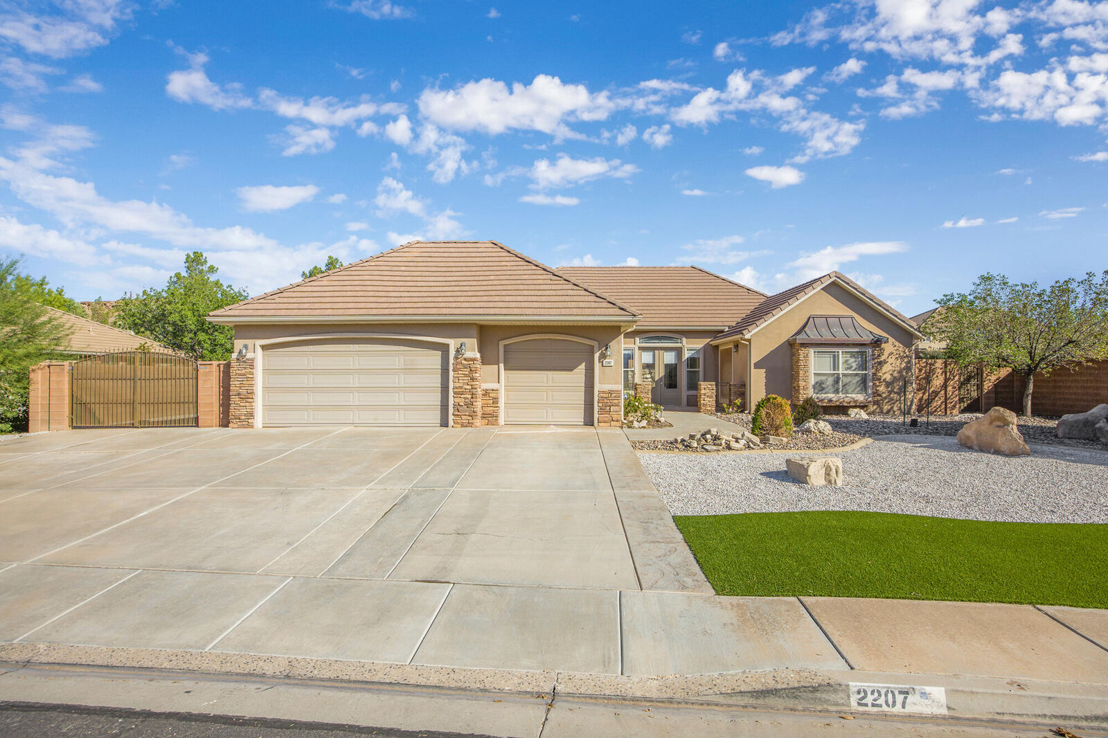 Property Photo: 2207 E 2540 S UT 84790