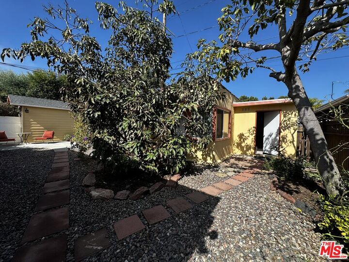 Property Photo:  859 1/2 Commonwealth Ave  CA 90291 