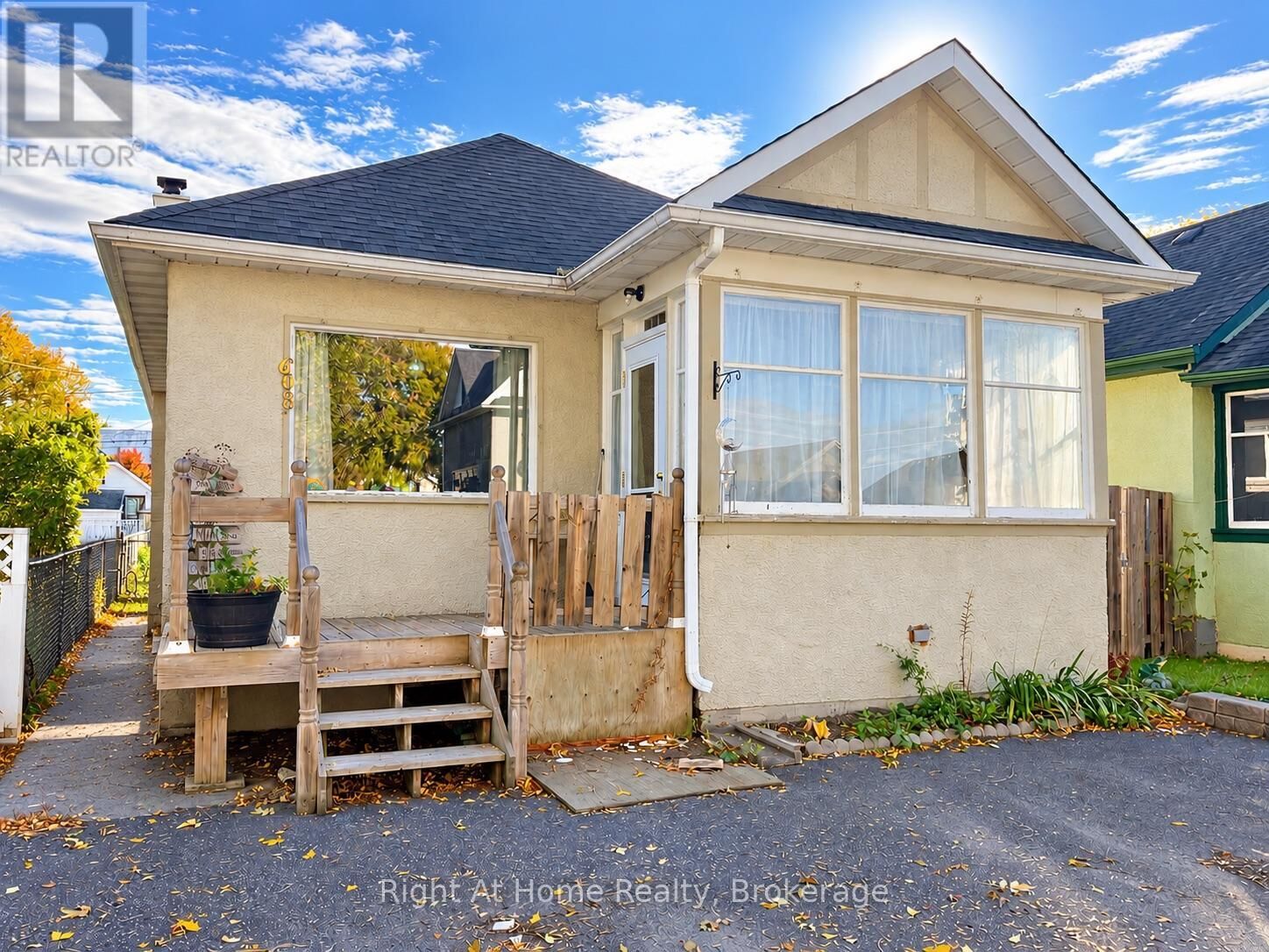 Property Photo:  608 Marks Street South  ON P7E 1M8 