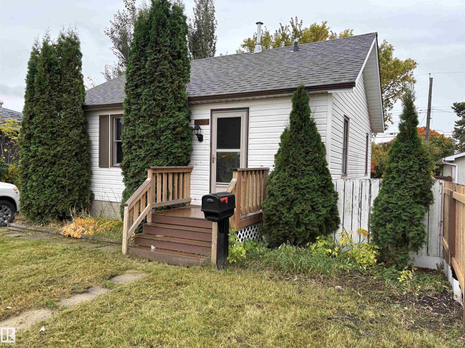 Property Photo:  7623 130 Avenue NW  AB T5C 1Y3 
