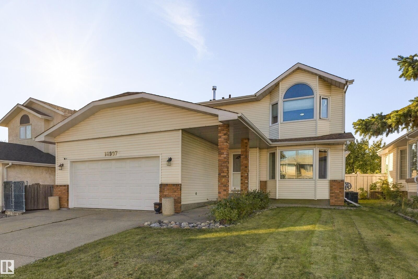 Property Photo:  18907 90 Avenue NW  AB T5T 5W2 