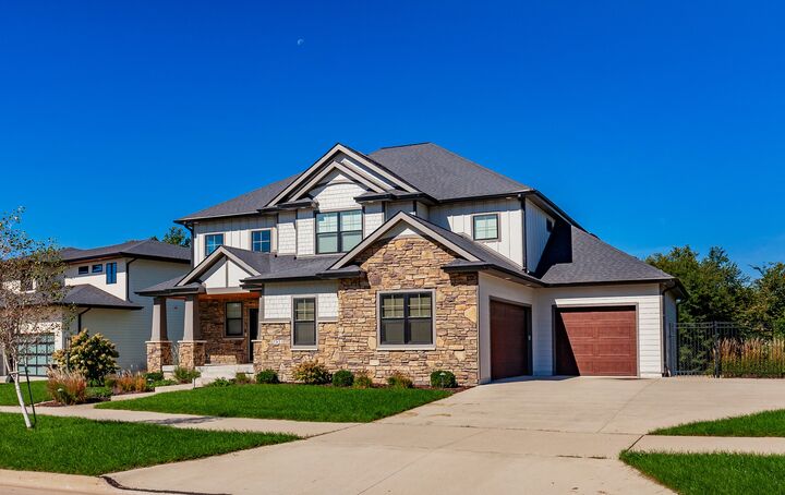 Property Photo: 17511 Berkshire Parkway IA 50325
