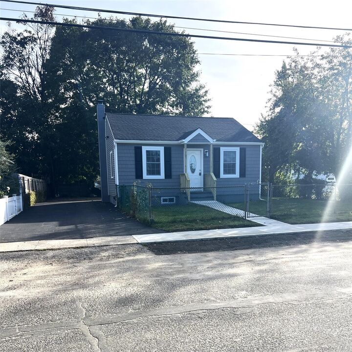 Property Photo:  6 E Booker Avenue  NY 11798 