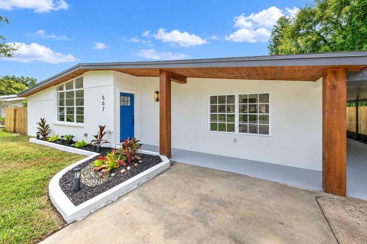Property Photo:  507 Sutton Place  FL 33510 