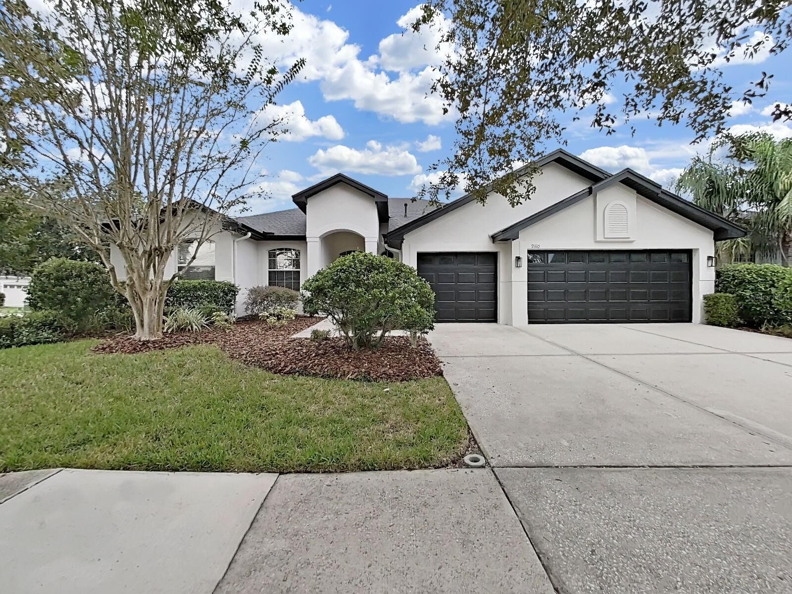 Property Photo:  9310 Mangrove Court  FL 33647 