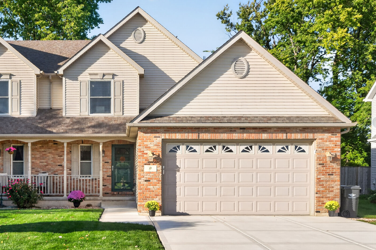 Property Photo:  9 E South Avenue  IL 60112 