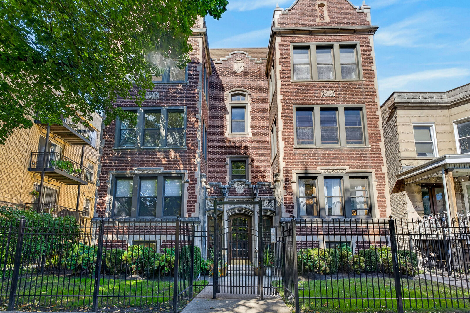 Property Photo: 1252 W Winona Street 1 IL 60640