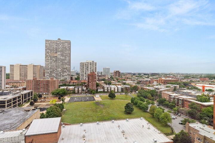 Property Photo:  720 W Gordon Terrace 18B  IL 60613 