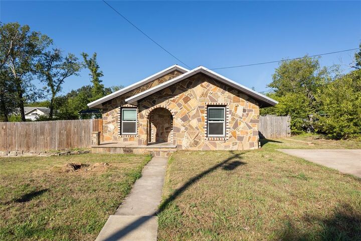 Property Photo:  709 N Rusk Street  TX 76086 