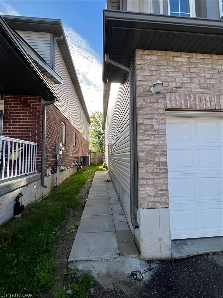 Property Photo:  14 Iron Gate Street Lower  ON N2N 3R8 