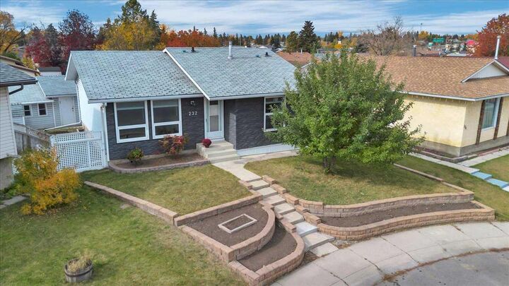 Property Photo:  232 Madeira Place NE  AB T2A 5T1 