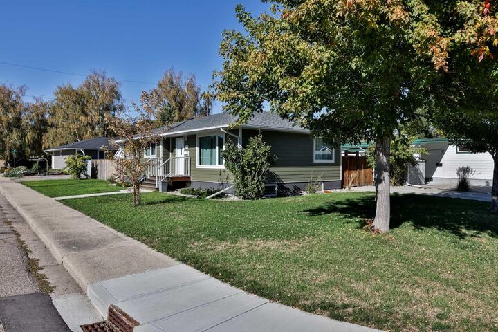 Property Photo:  1019 31A Street S  AB T1K 2Z7 