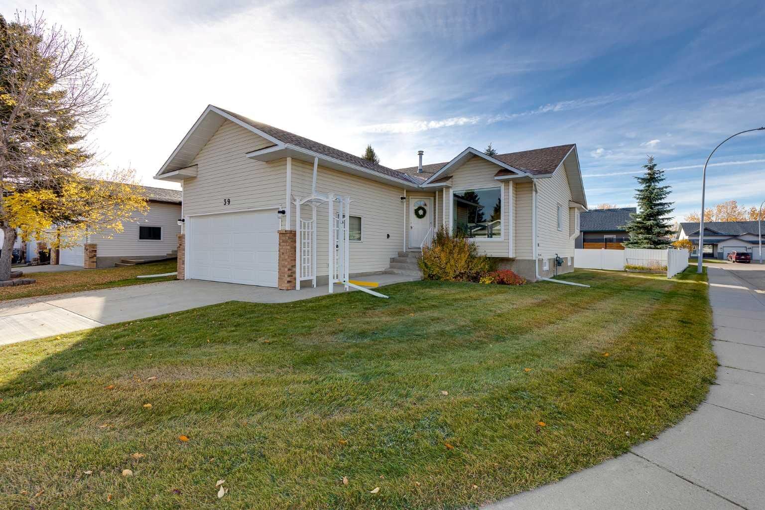 Property Photo:  39 Woodside Close NW  AB T4B 2C8 