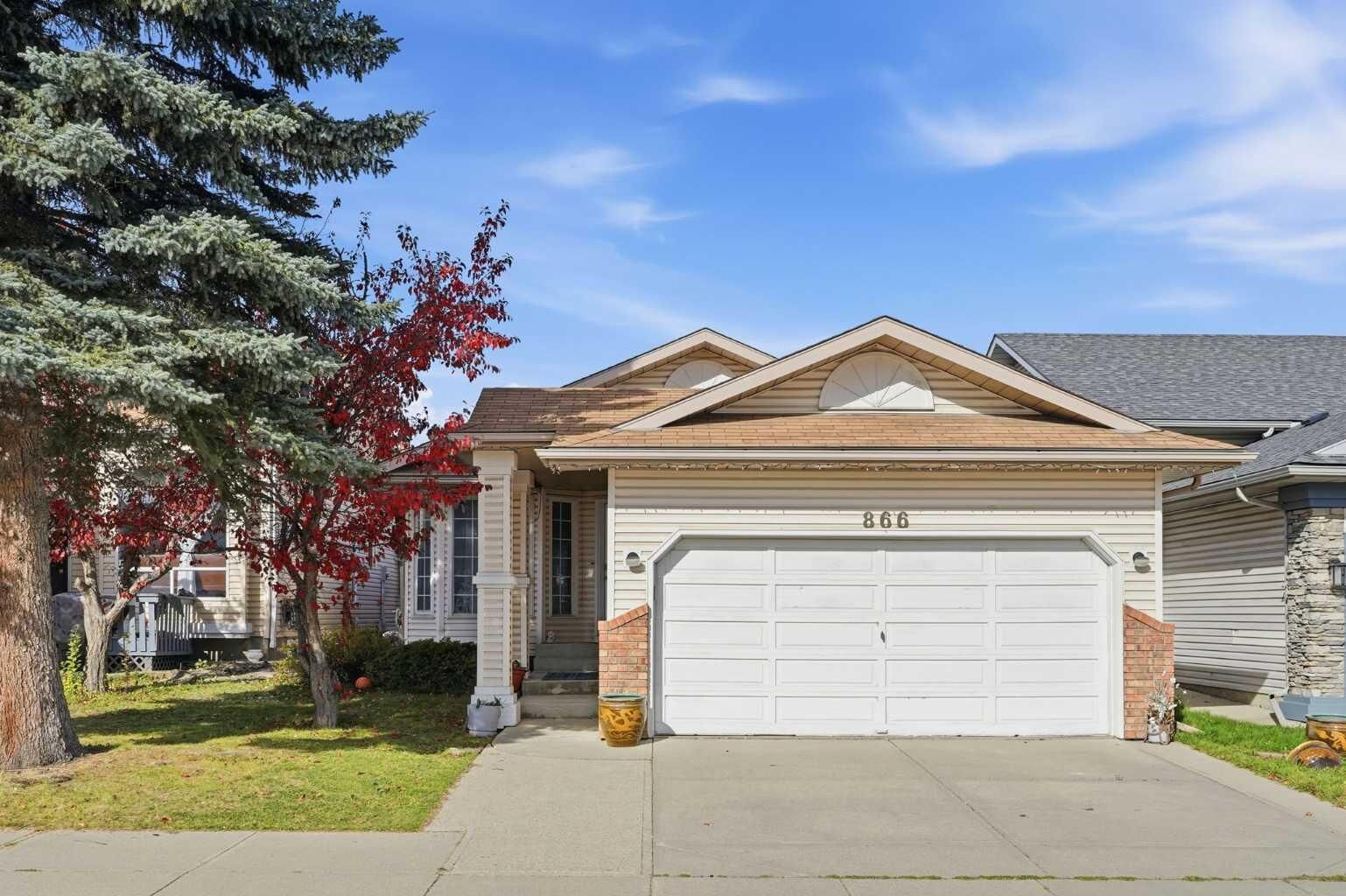 Property Photo:  866 Applewood Drive SE  AB T2A 7R6 