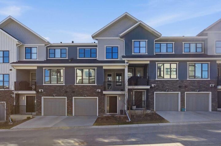 Property Photo:  307 Crestridge Common SW  AB T3B 6J5 