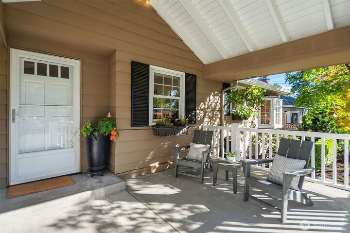Property Photo:  6818  49th Avenue NE  WA 98115 
