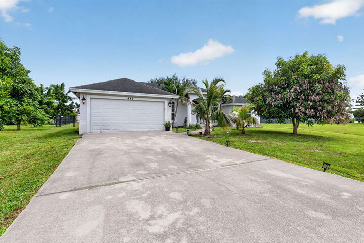 Property Photo: 422 SW Tulip Boulevard FL 34953
