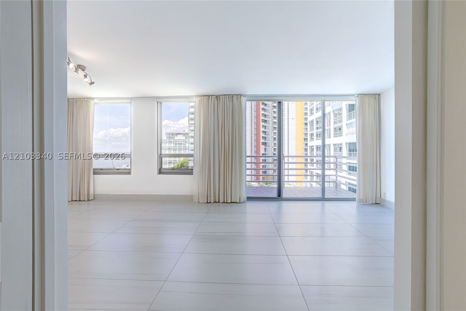 Property Photo:  1541 Brickell Ave C1008  FL 33129 