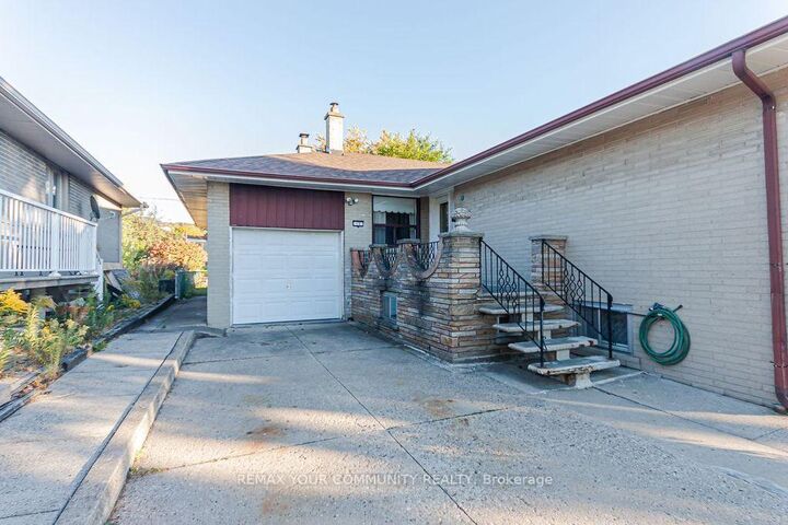 Property Photo:  15 Valencia Crescent  ON M6L 1M3 