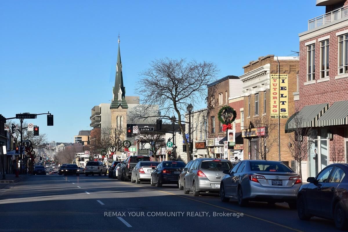 Property Photo: 10088 Yonge Street 2 ON L4C 1T8