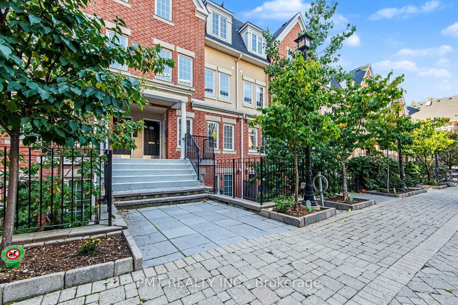 Property Photo: 11 Niagara Street 23 ON M5V 3N9