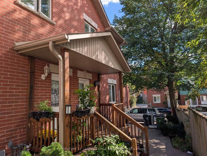 Property Photo:  736 Kingston Road 3  ON M4E 1R7 