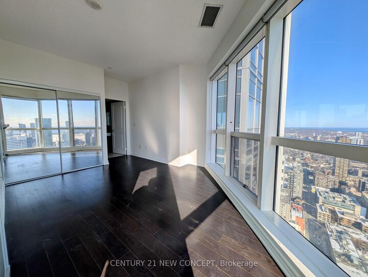 Property Photo:  386 Yonge Street 5608  ON M5B 0A5 