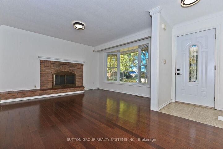 Property Photo:  33 Crescentwood Drive Main  ON L2N 4K7 