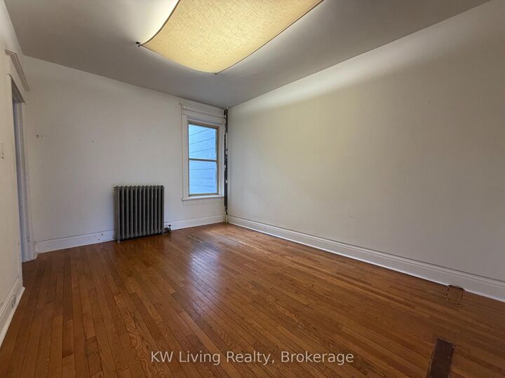 Property Photo:  543 College Street 2/F  ON M6G 1A9 