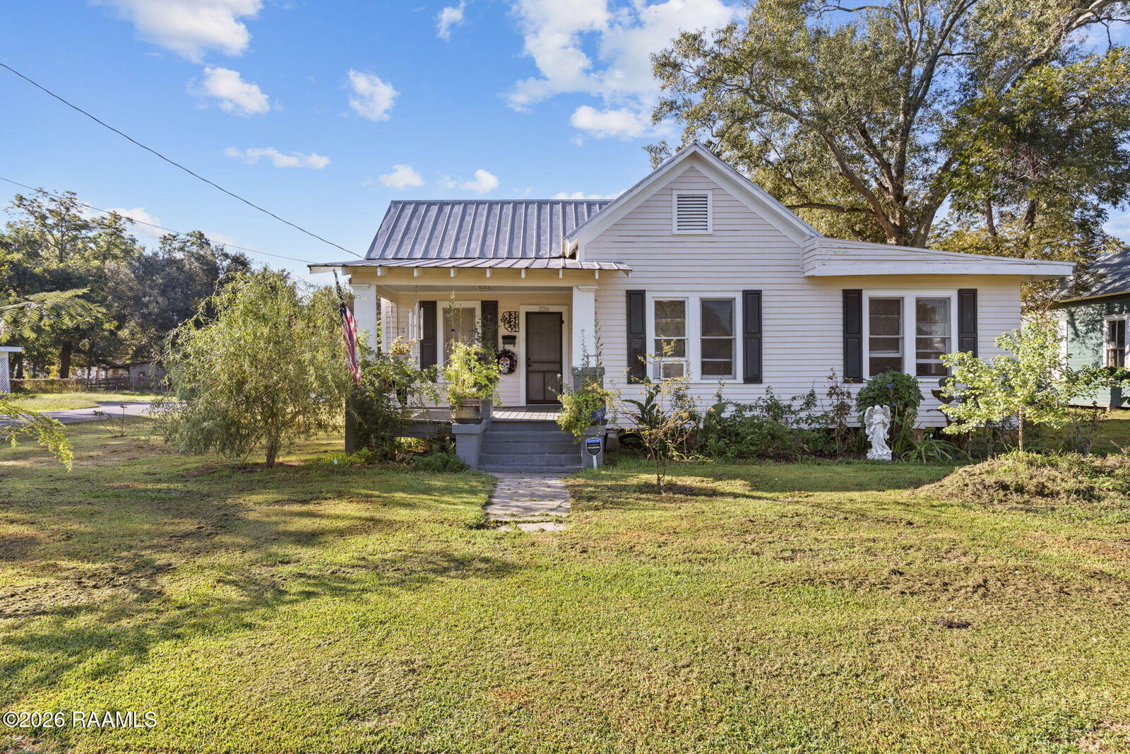 Property Photo: 326 E Oak Street LA 70526