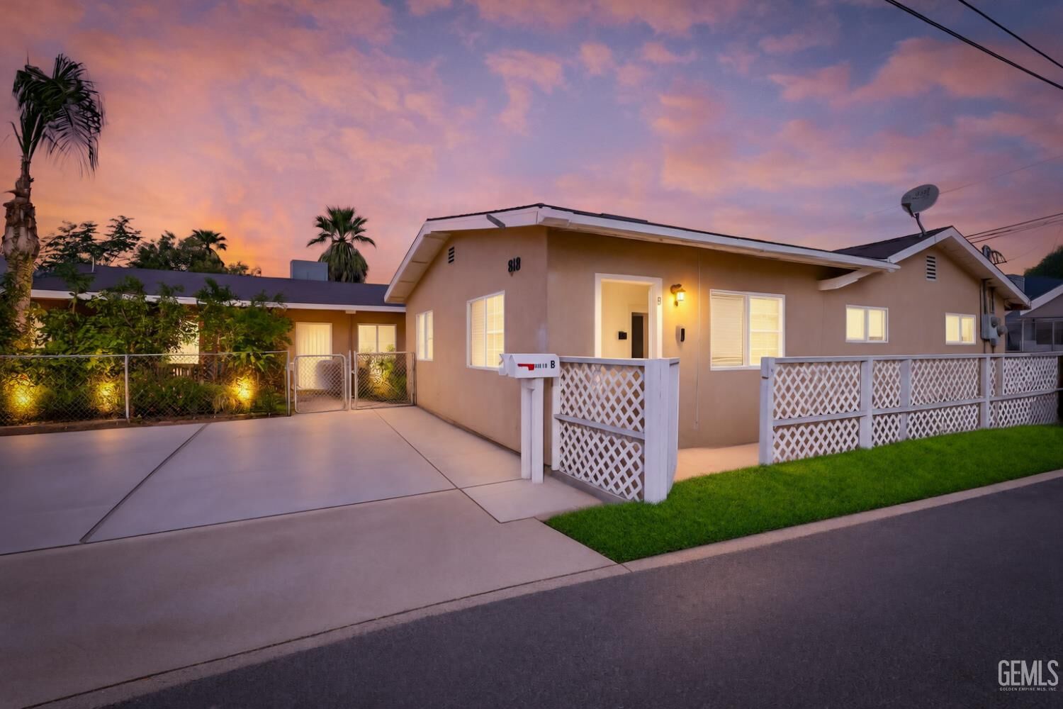 Property Photo:  818 11th Street  CA 93304 