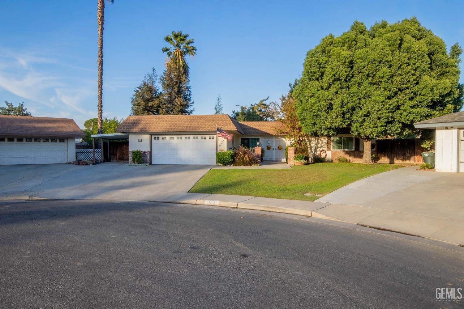 Property Photo: 104 River Oaks Drive CA 93309